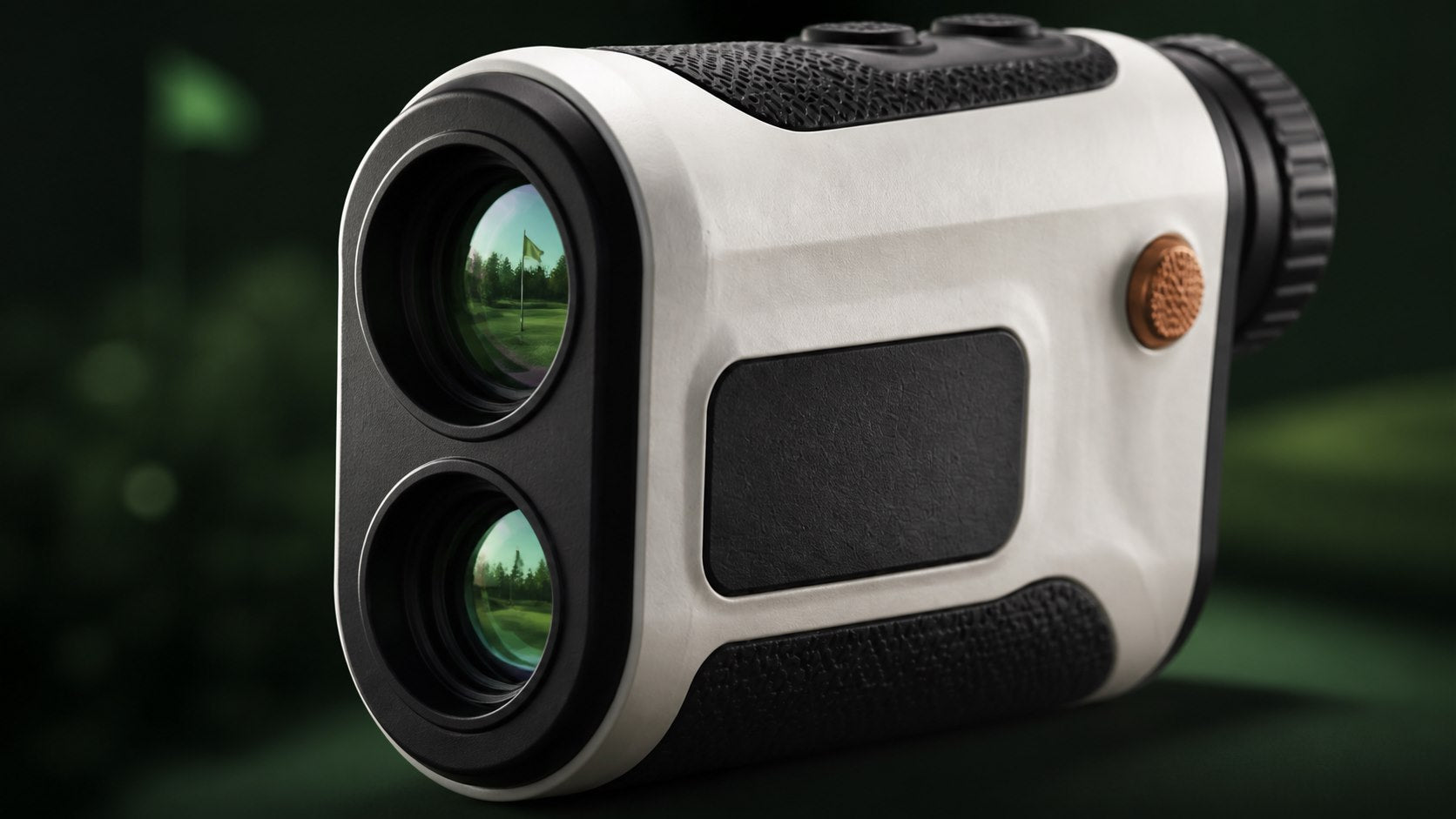 Primer plano de las lentes multicapa de un telémetro de golf